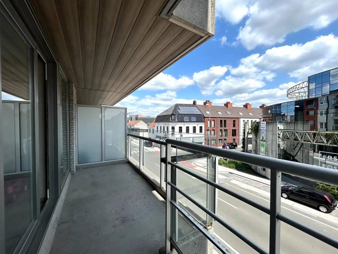 Instapklaar twee-slaapkamerappartement met 2 terrassen te centrum Roeselare! foto {{pictureIndex}}