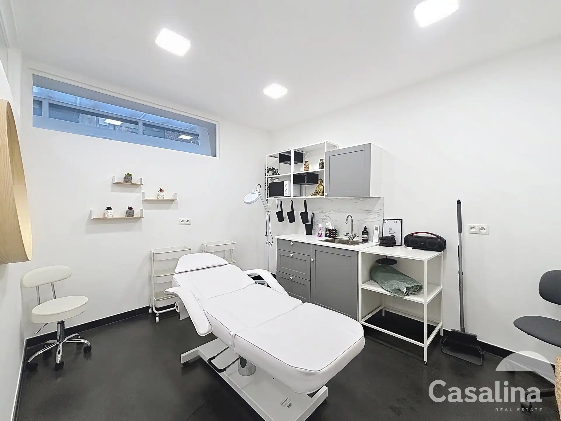 Casalina Real Estate - Instapklare esthetische behandelruimte foto 3