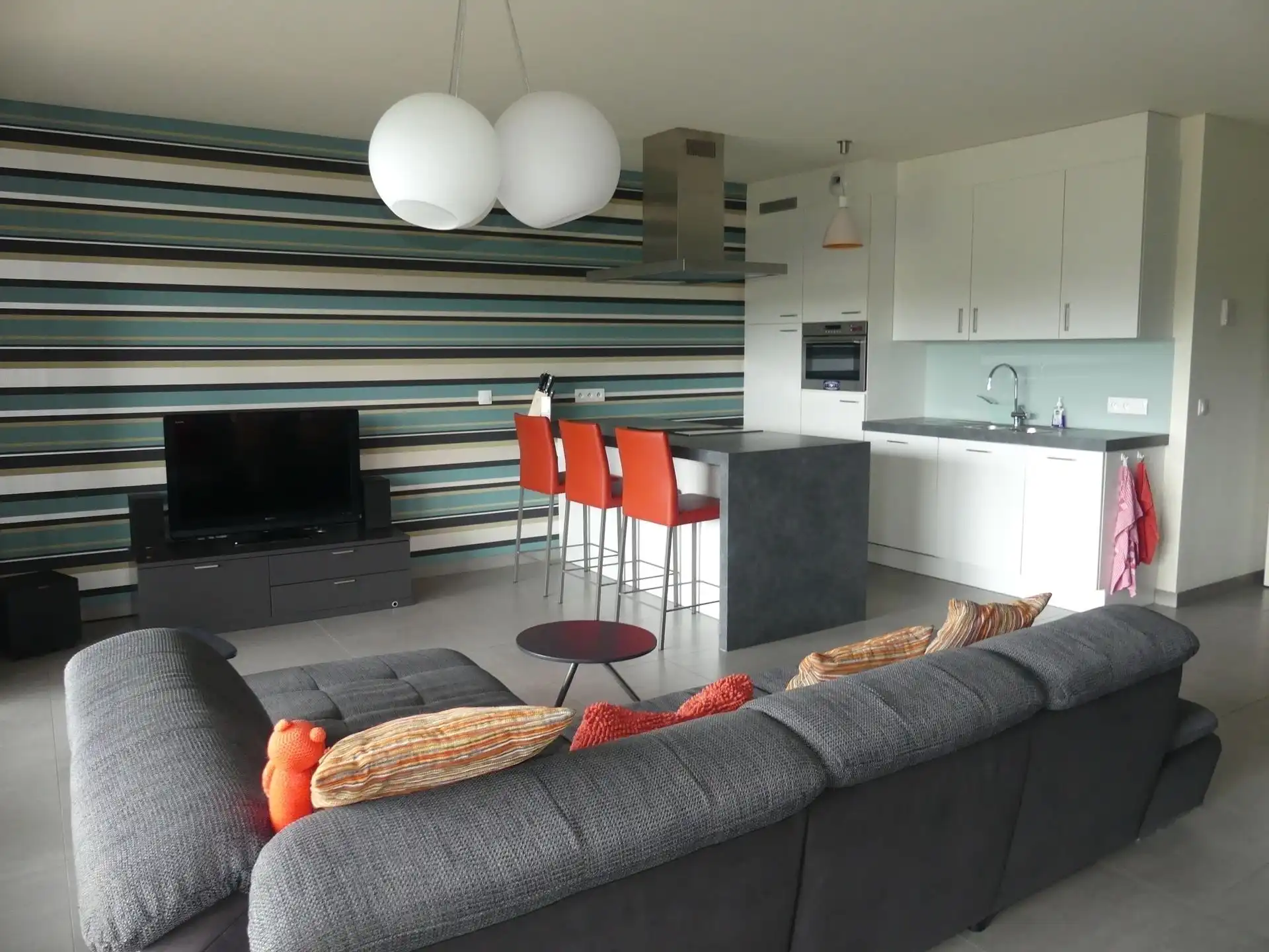 Instapklaar gelijkvloers appartement met zonnige tuin en uniek zicht op het water! foto {{pictureIndex}}
