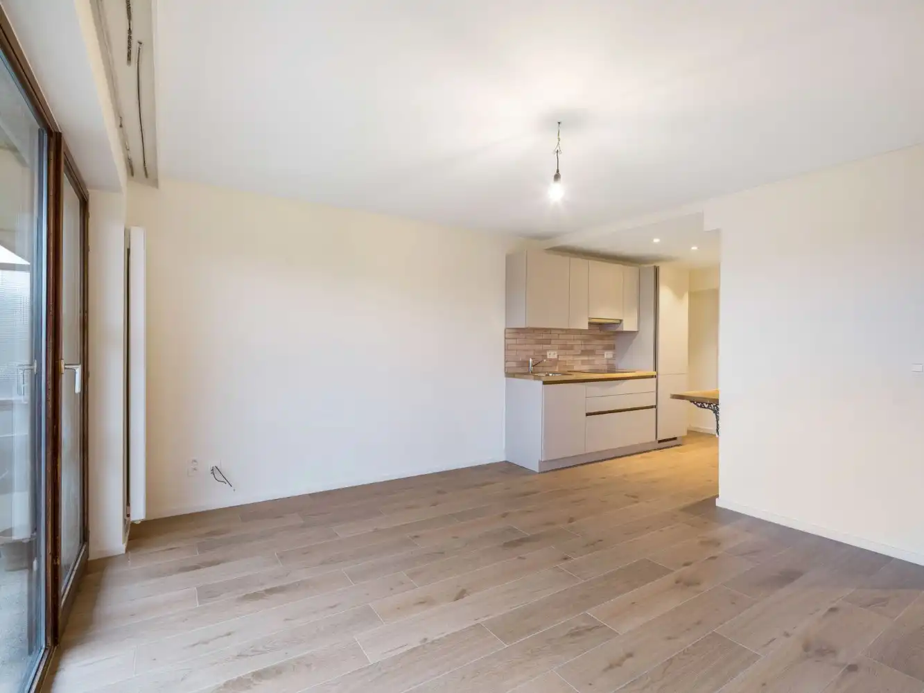 Gerenoveerde serviceflat op 4e verd. met 1 slpk. en terras foto 3