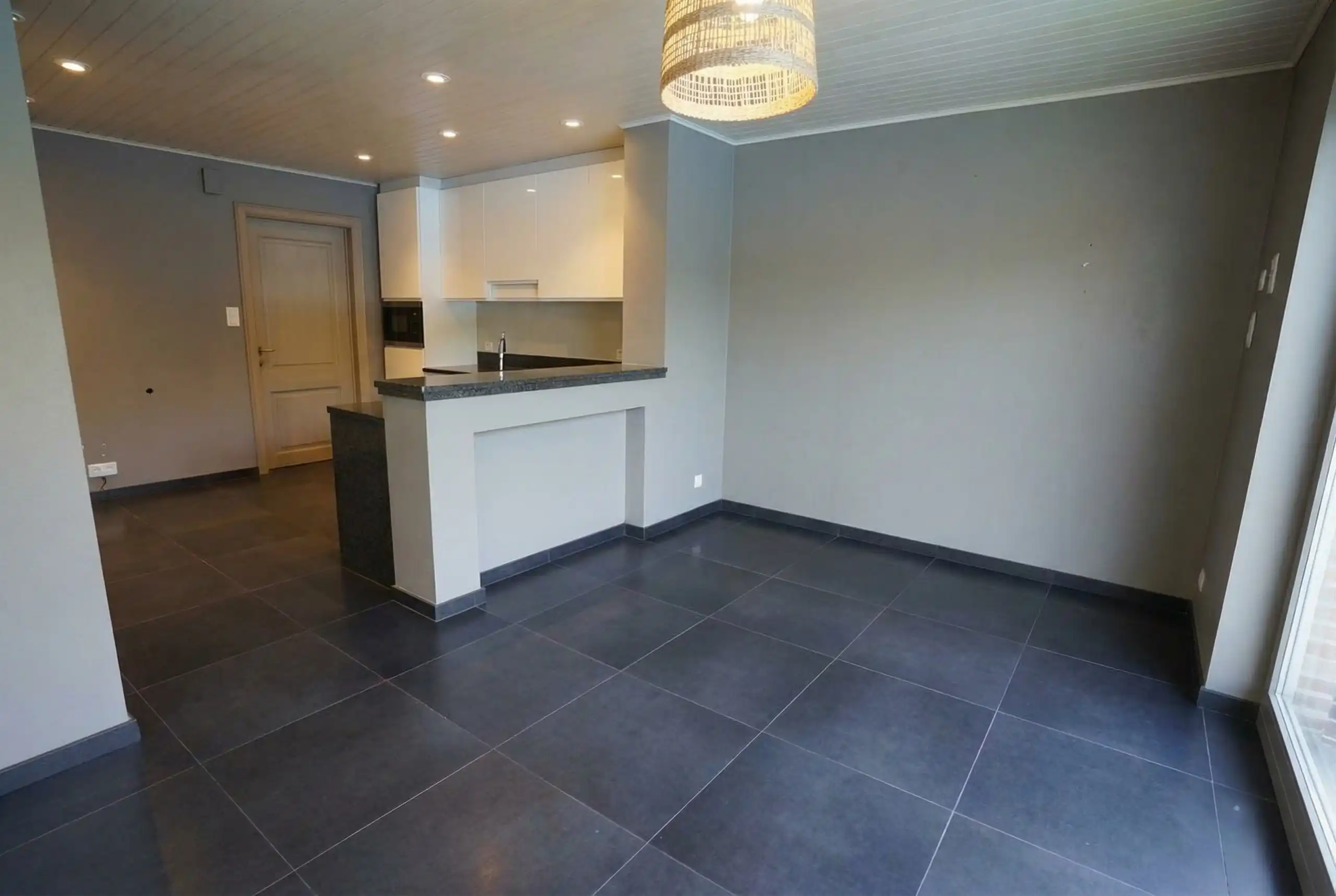 Prettig gelegen halfopen woning met garage en tuin foto 12