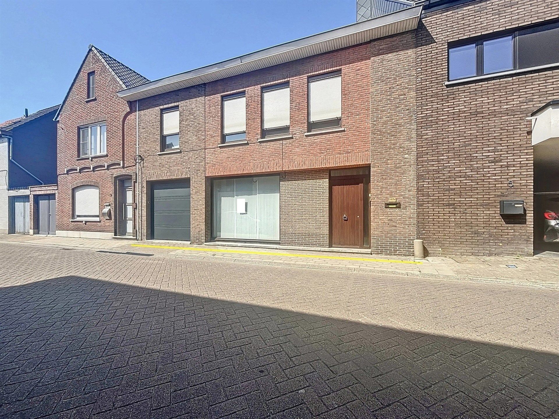 Ruime woning met garage op perceel van 512 m² foto {{pictureIndex}}