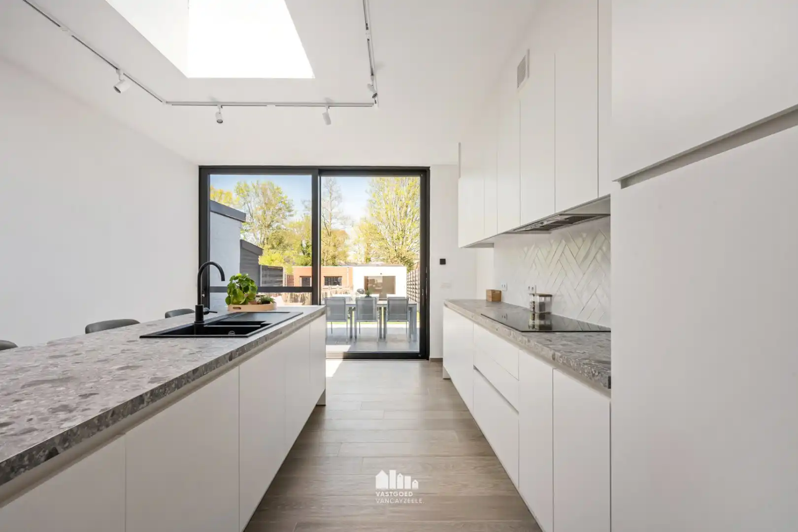 Volledig gerenoveerde woning met 5 slaapkamers, zonnige tuin en garage foto 13