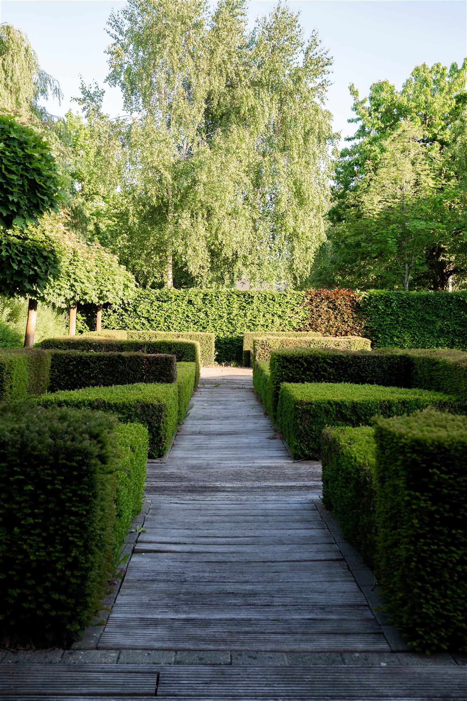 Vrijstaande villa met dubbele garage en tuin. foto 3
