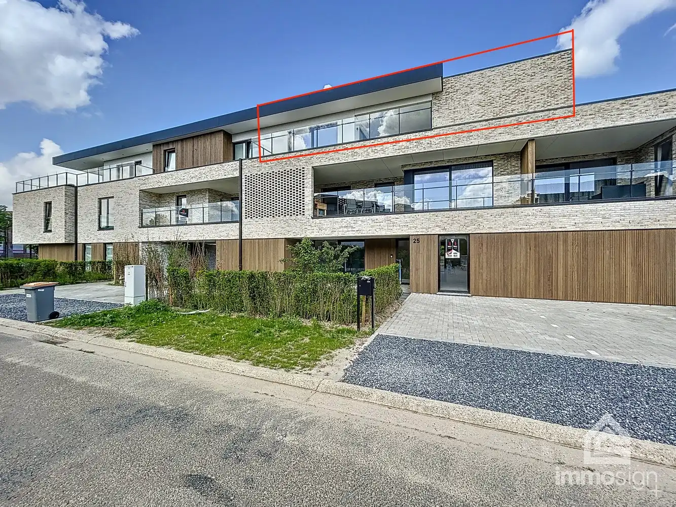 Instapklaar penthouse met 2 slaapkamers, ruim terras, 2 parkeerplaatsen en berging te Kinrooi foto {{pictureIndex}}