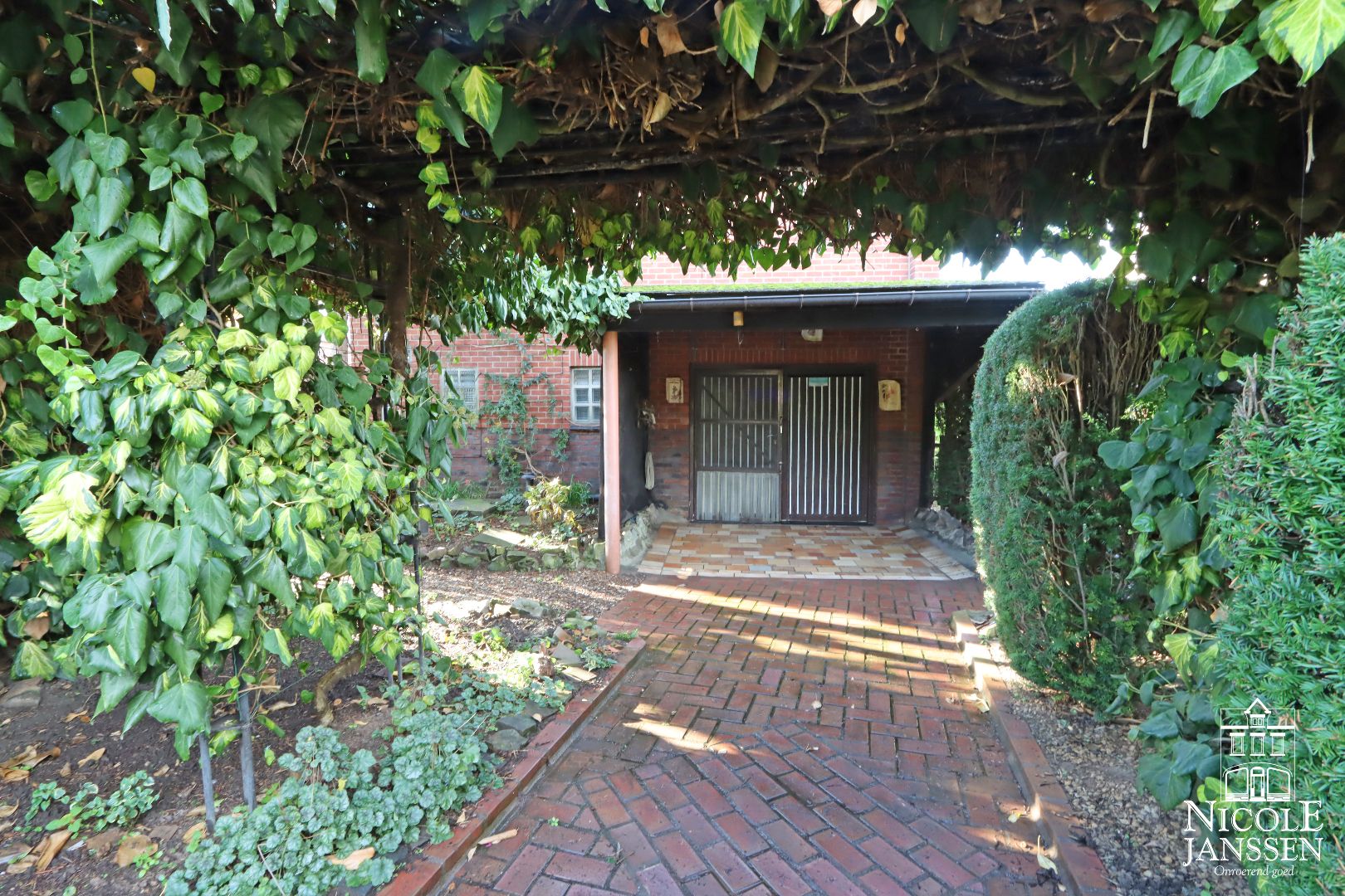 Mooi verzorgde split-level woning op unieke locatie in het mooie Aldeneik foto 33