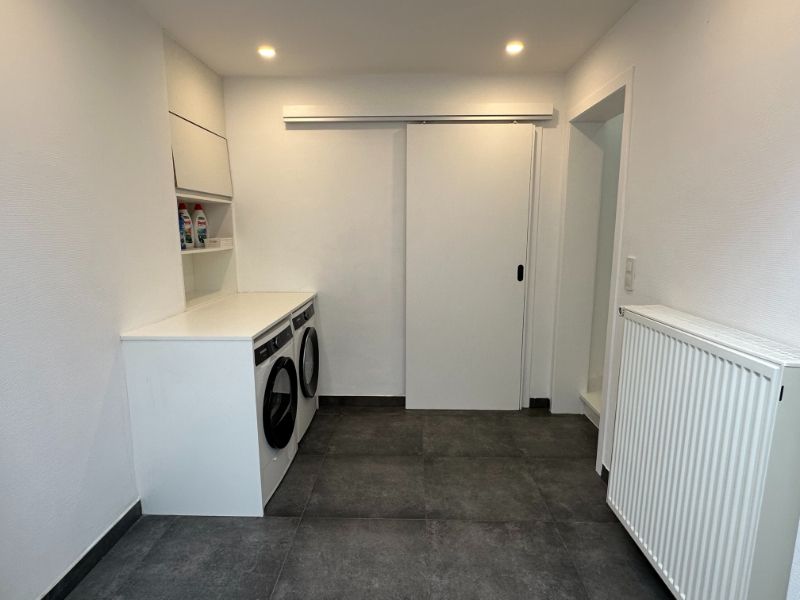 Recent gerenoveerde woning met ruime garage foto 9