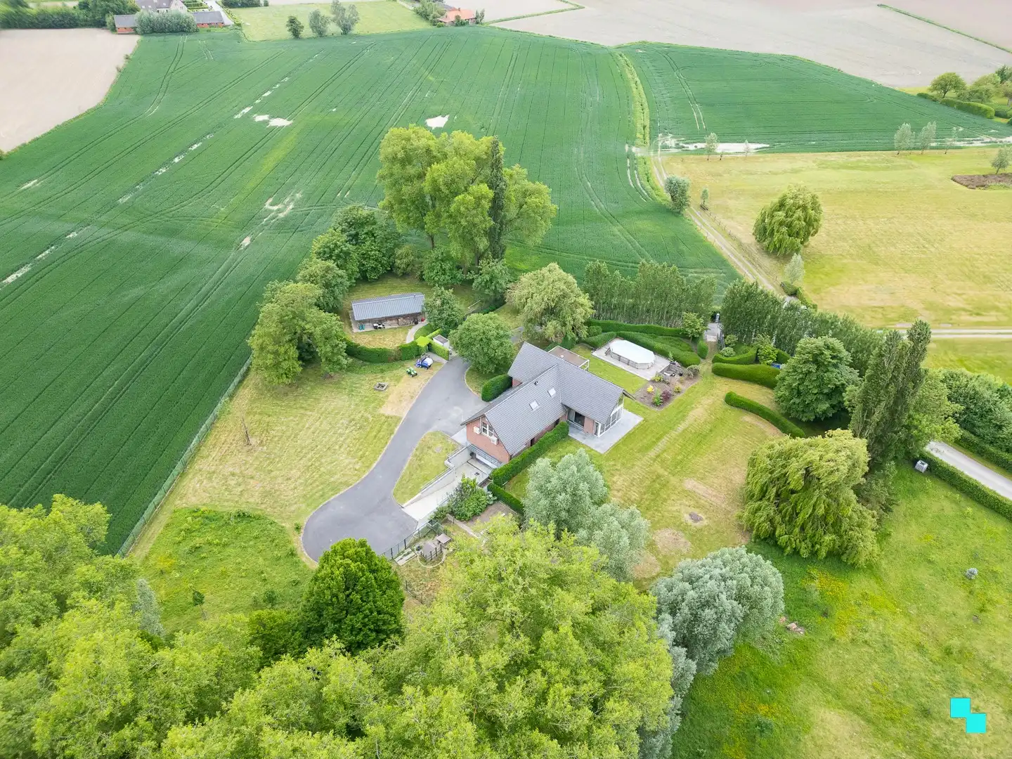 Unieke woning in groene landelijke oase te Oekene (Roeselare) foto {{pictureIndex}}