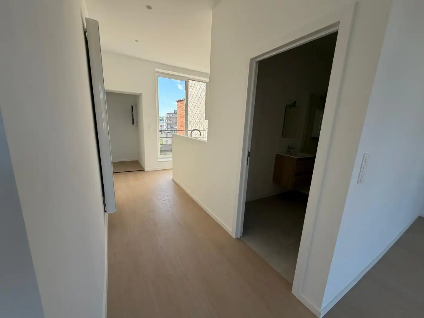 Vernieuwd appartement in het hart van Schaarbeek foto {{pictureIndex}}