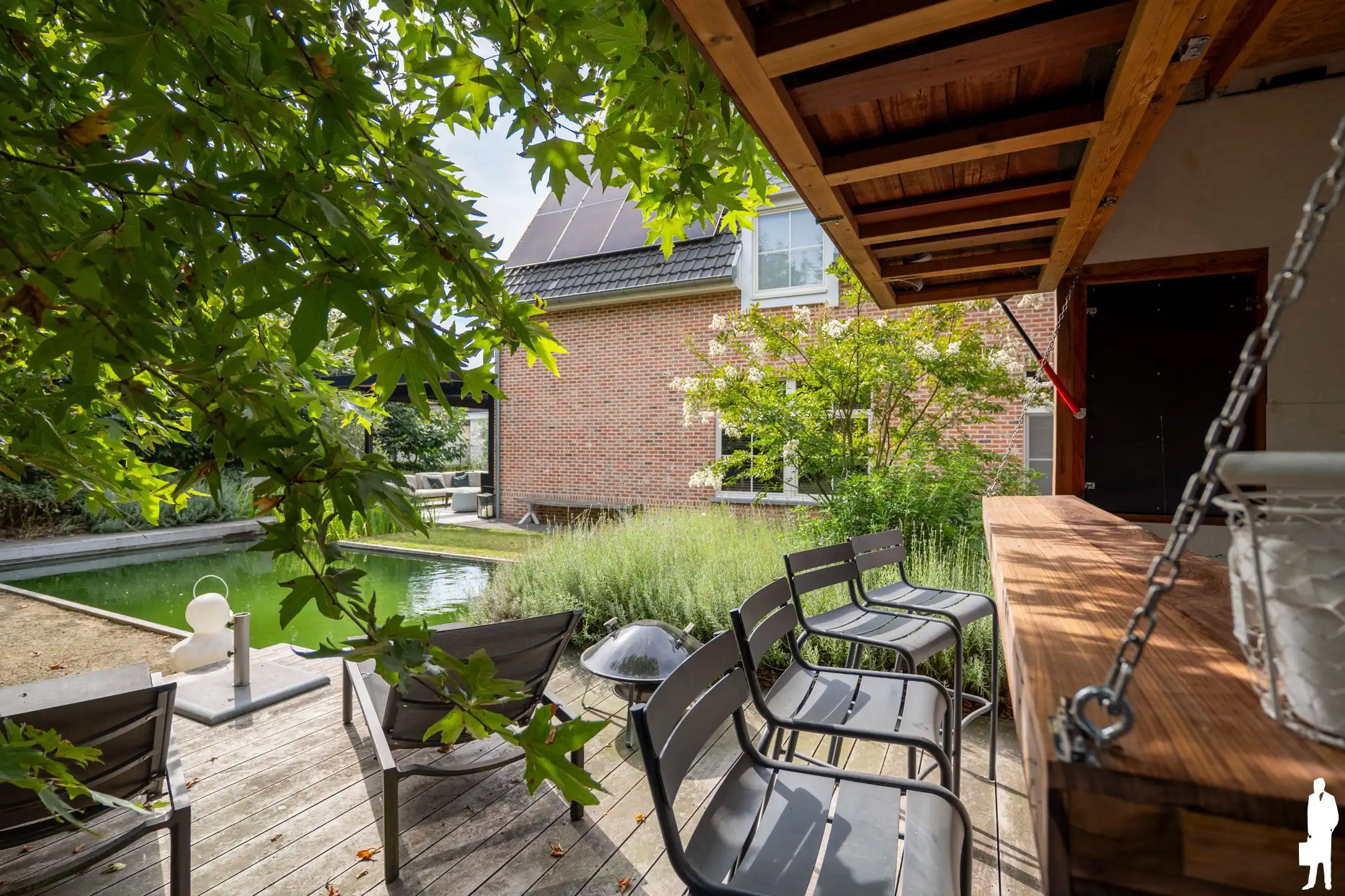 Ruime halfopen gezinswoning met 5 slaapkamers en zwemvijver foto 25