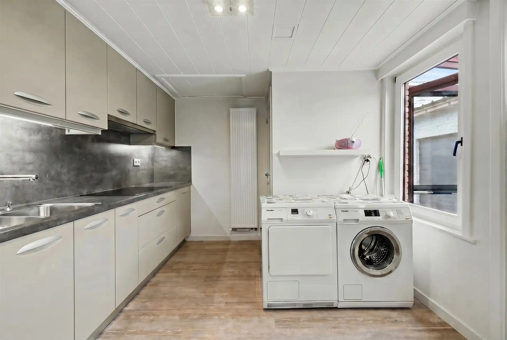 Goed gelegen halfopen bebouwing met ruime oprit, 3 slaapkamers en tuin foto 8