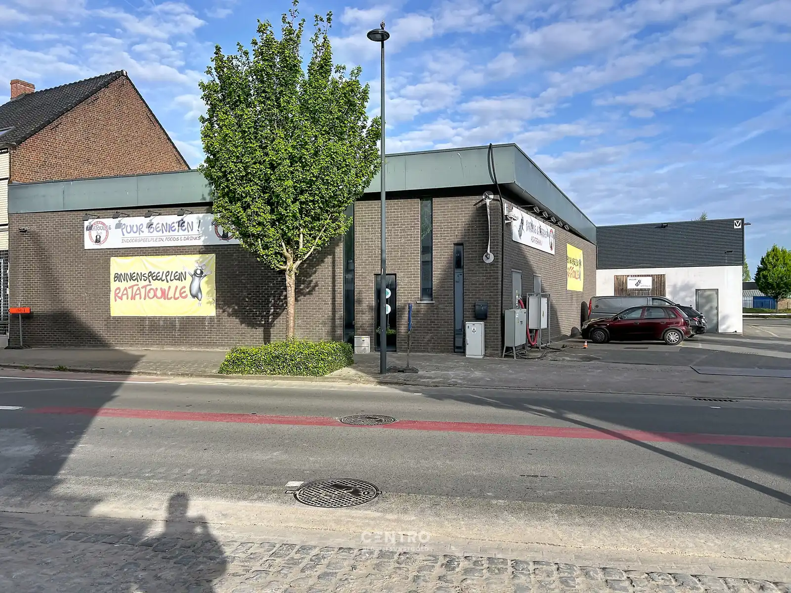 Multifunctioneel bedrijfspand (binnenrecreatie, toonzaal, winkel, opslag,...) van 782m² met 40 parkeerplaatsen op eigen terrein te Bavikhove (Harelbeke). foto 8