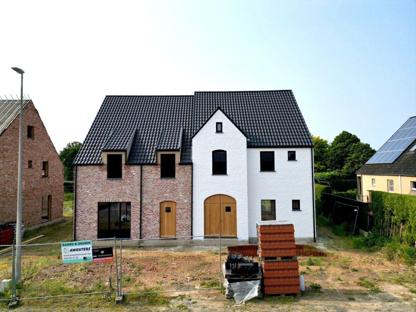 Ruime casco-nieuwbouwwoning met 3 slpk'ers op een perceel van 4a 52ca foto {{pictureIndex}}