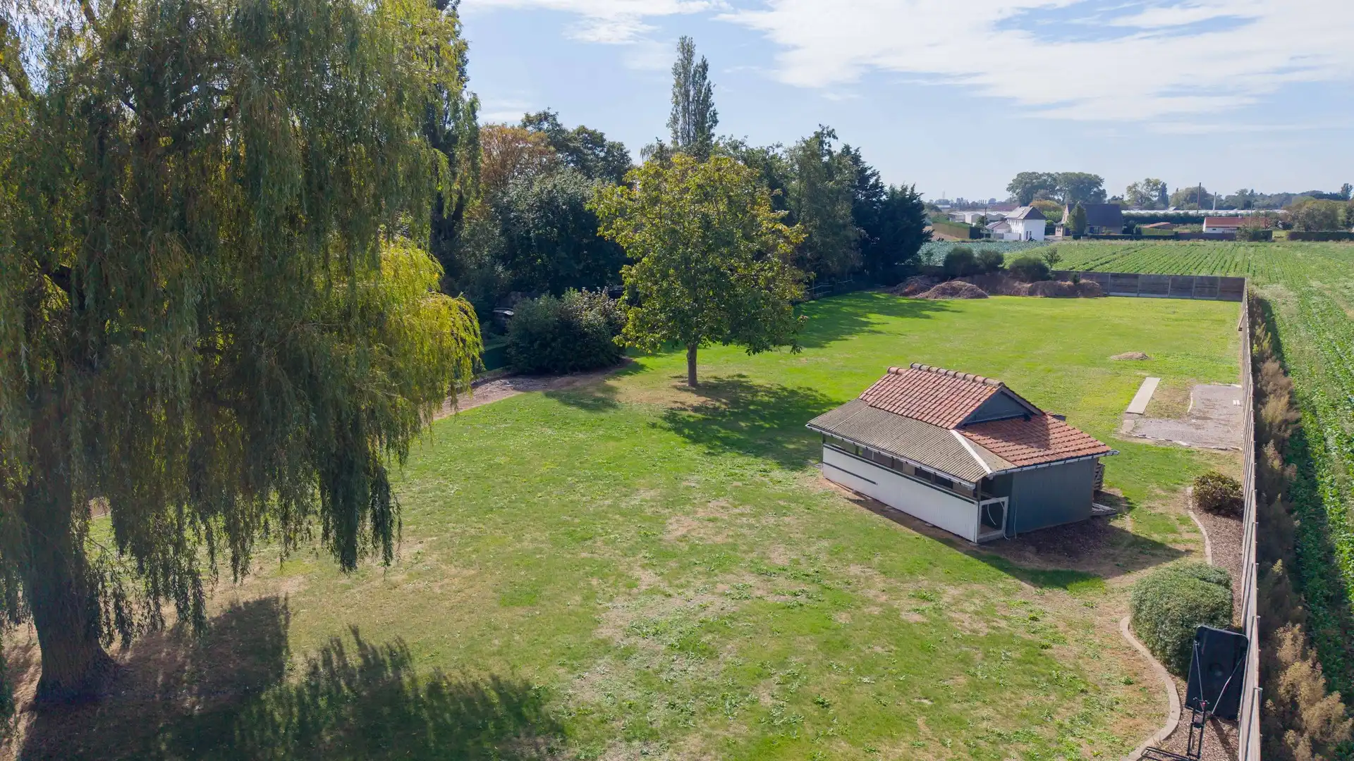 LANDELIJK GELEGEN WONING MET MAGAZIJN EN APARTE STUDIO foto 5