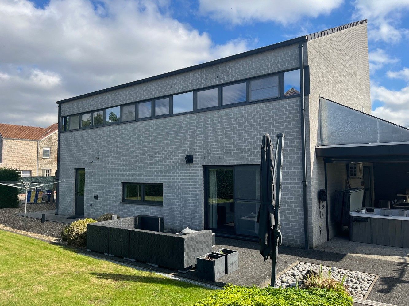 Licht, ruimte en luxe: energiezuinige, recente villa met 5 slk te koop in Maasmechelen! foto 28