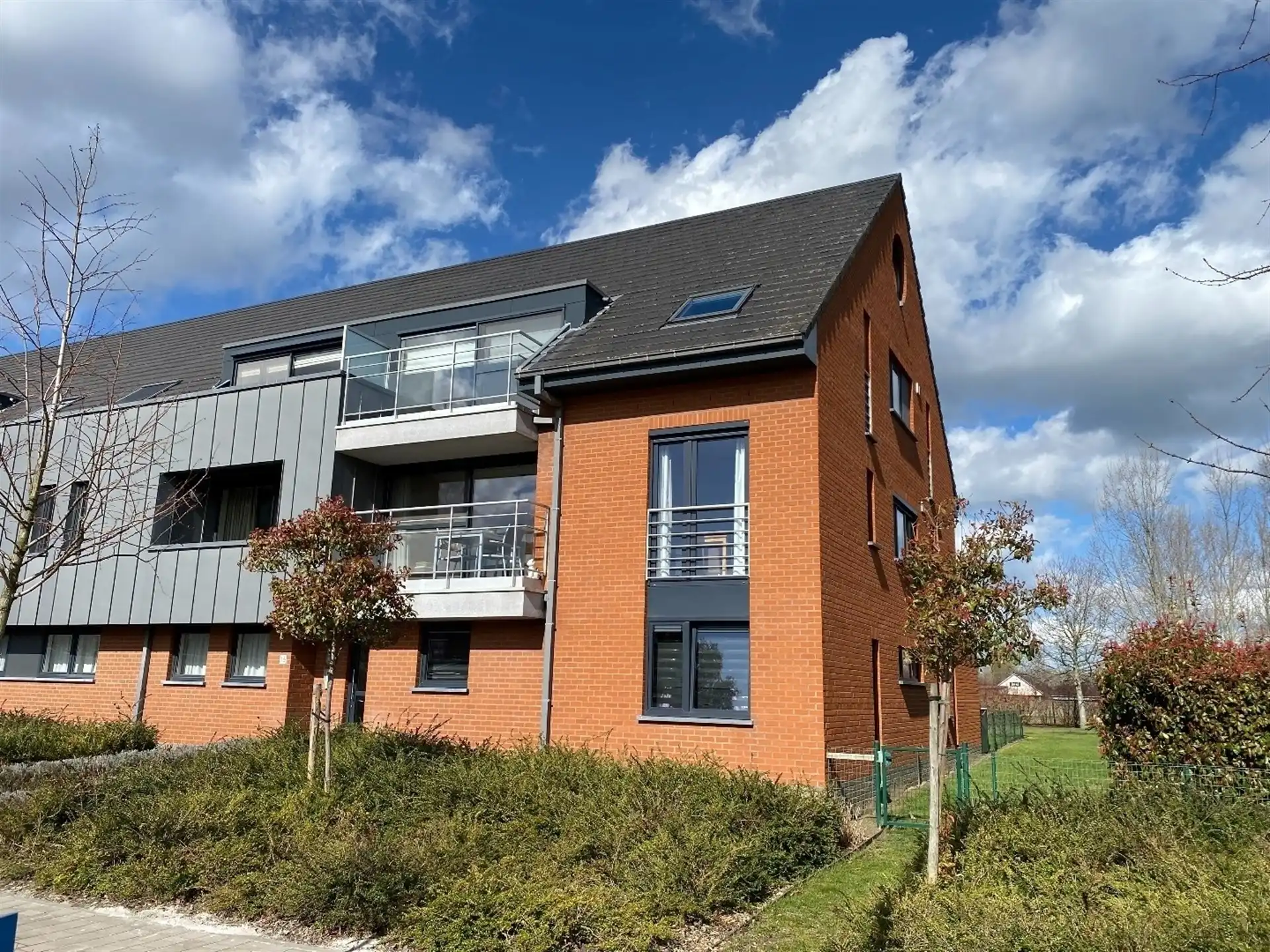 Instapklaar appartement met terras en garage. foto 2