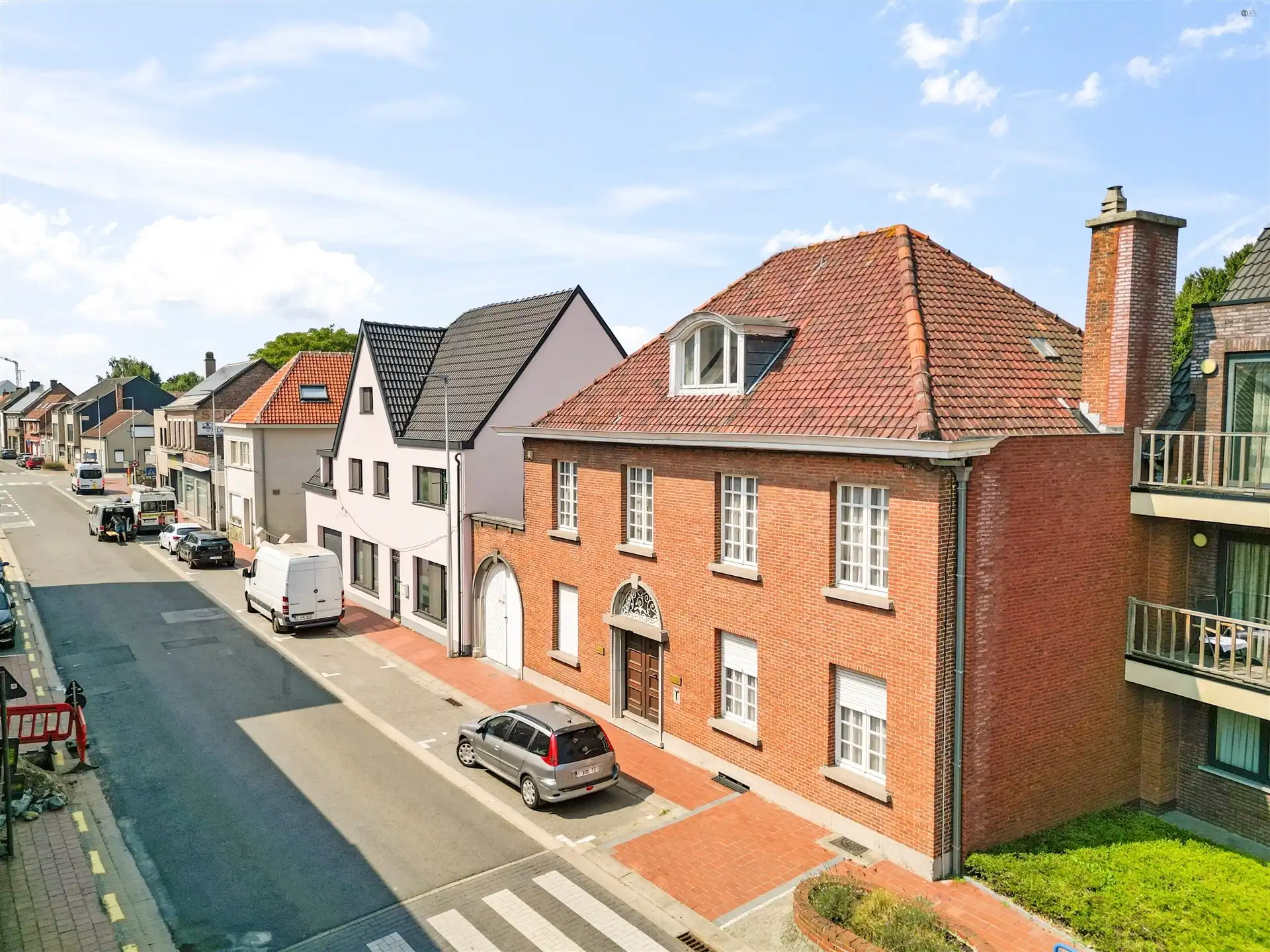 Voormalige dokterswoning, zeer unieke woning mt grote oppervlakten foto 3