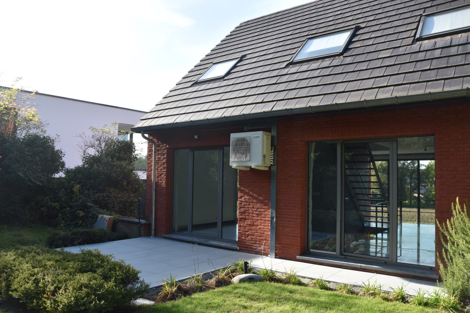 Moderne woning in rustige straat foto 9