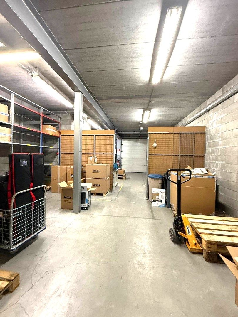 Handelsgelijkvloers met depot en weldra 2 lofts of 4 appartementen. foto 6
