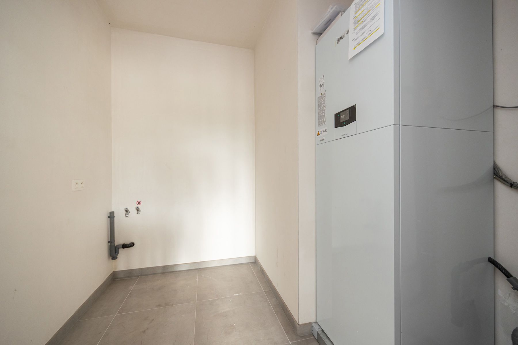 Woning met 3 slaapkamers en carport/fietsenberging op perceel van ca 366m² foto 8