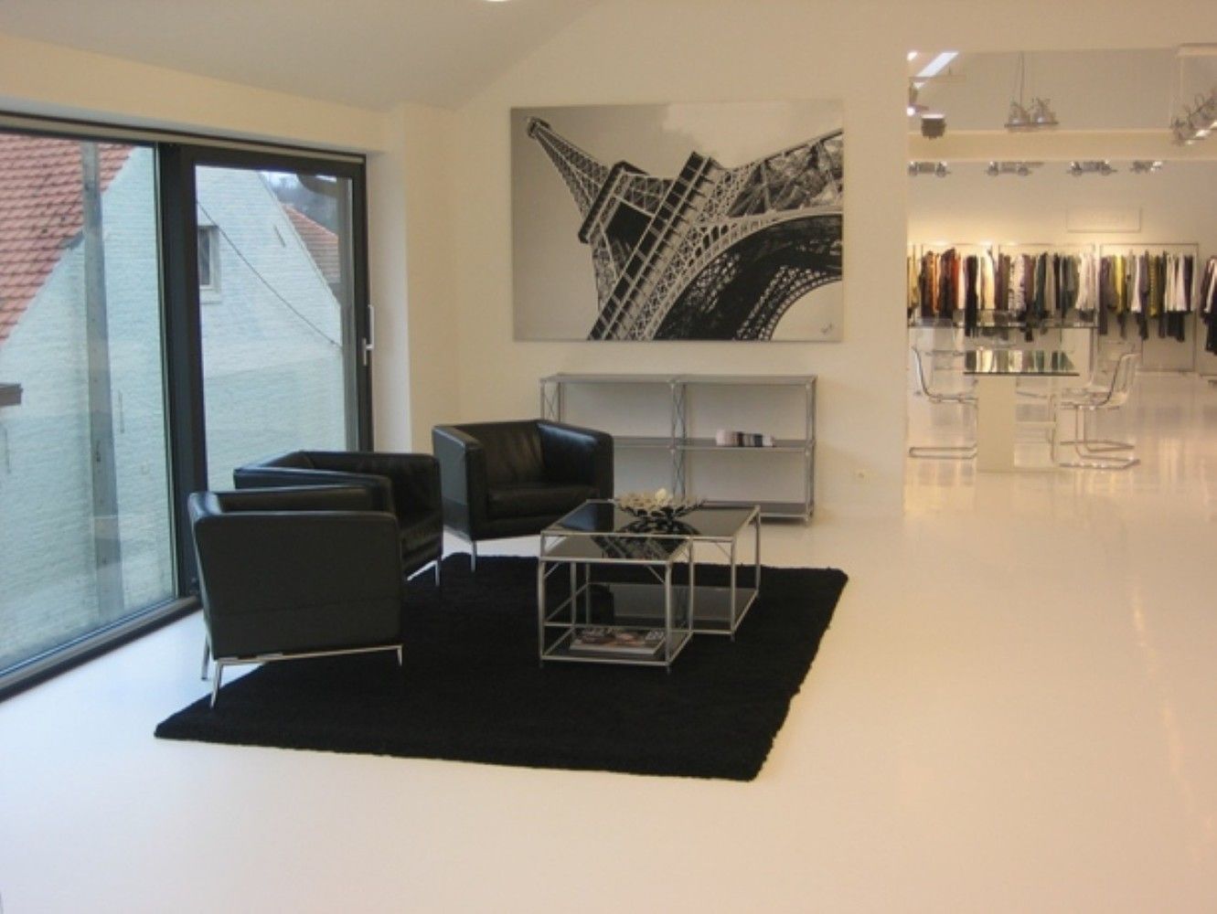 Instapklaar en polyvalent handelspand met 2 handelsruimten en ruim appartement foto 4