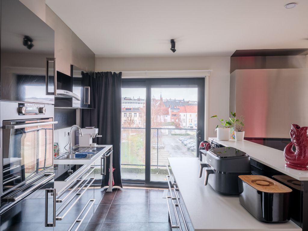 Ruim en lichtrijk duplexappartement met 2 slaapkamers, meerdere terrassen en staanplaats aan Ter Platen foto 3