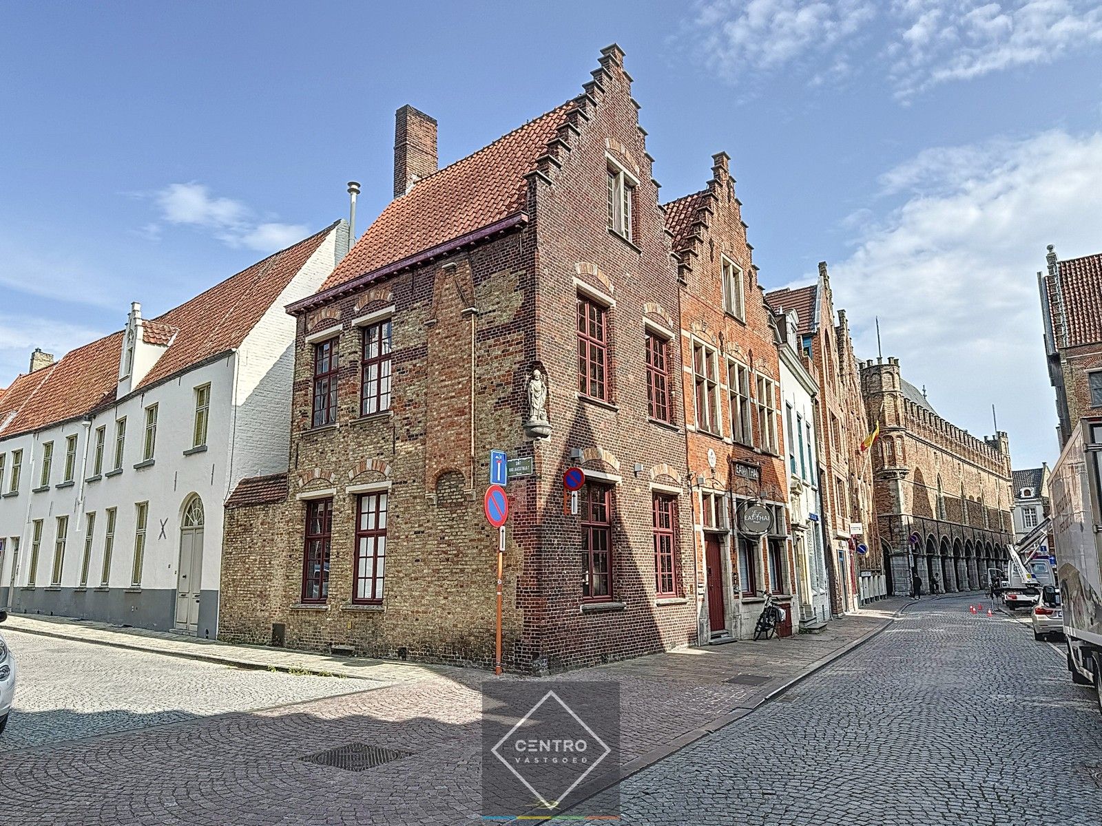 Authentiek, volledig onderkelderd HANDELSHUIS (hoekligging) met binnenkoer in het historisch centrum van Brugge. Op 100m van de Grote Markt! foto 2