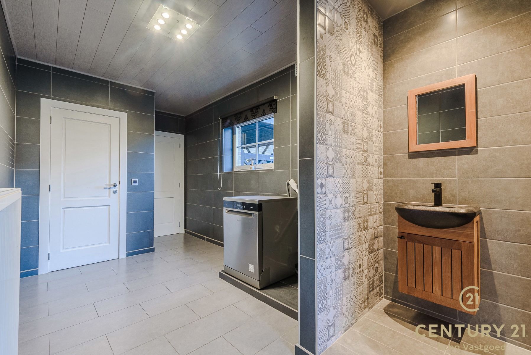 Stijlvolle vrijstaande woning met zwembad, poolhouse en tuin foto 11