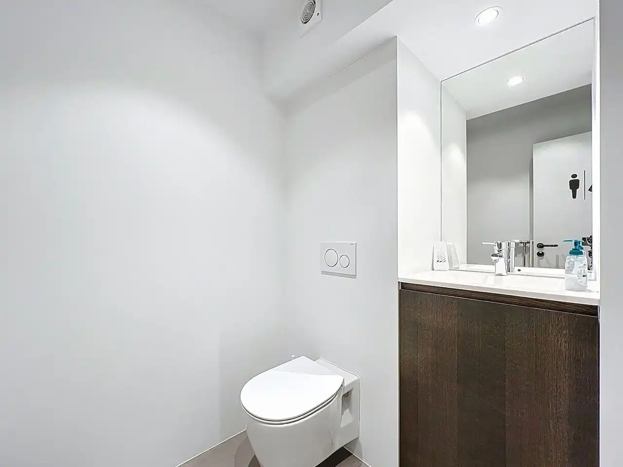 Uiterst commercieel gelegen handelsruimte. Geschikt voor de meeste handel. foto 10