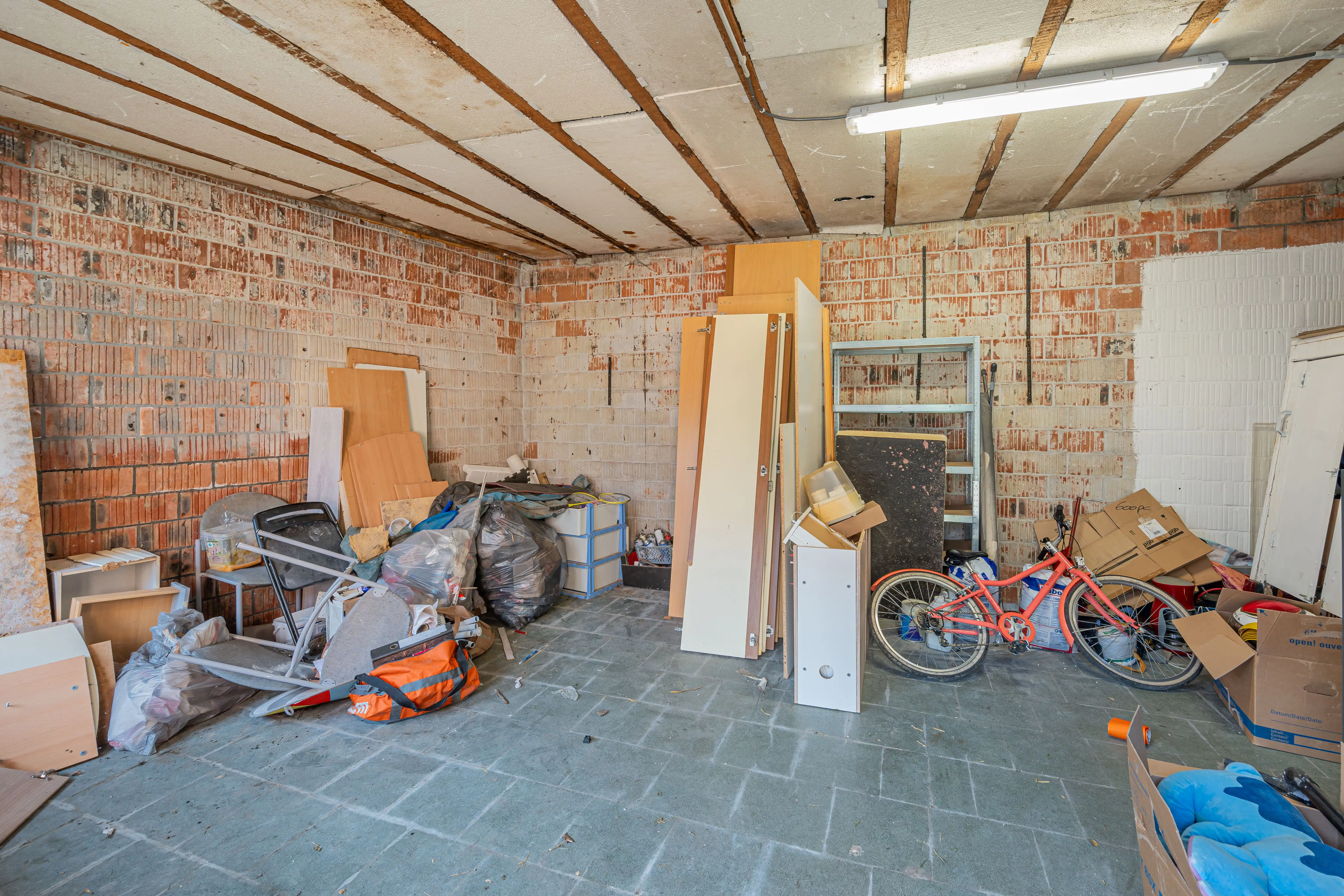 Ruime te renoveren gezinswoning met garage. foto 24