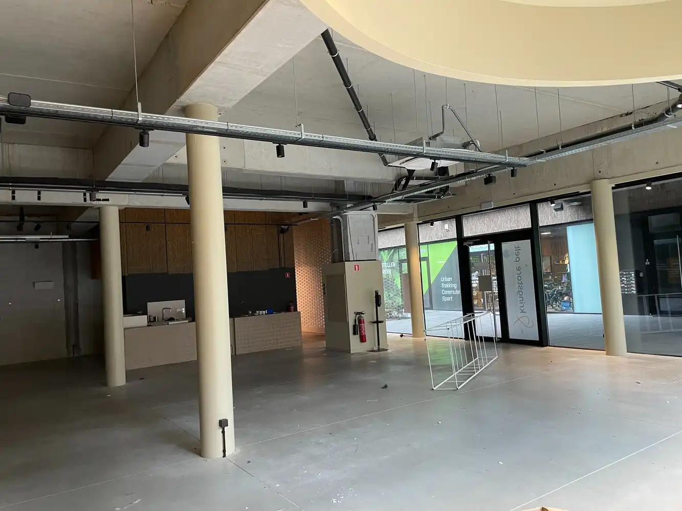 Handelsruimte te huur foto {{pictureIndex}}