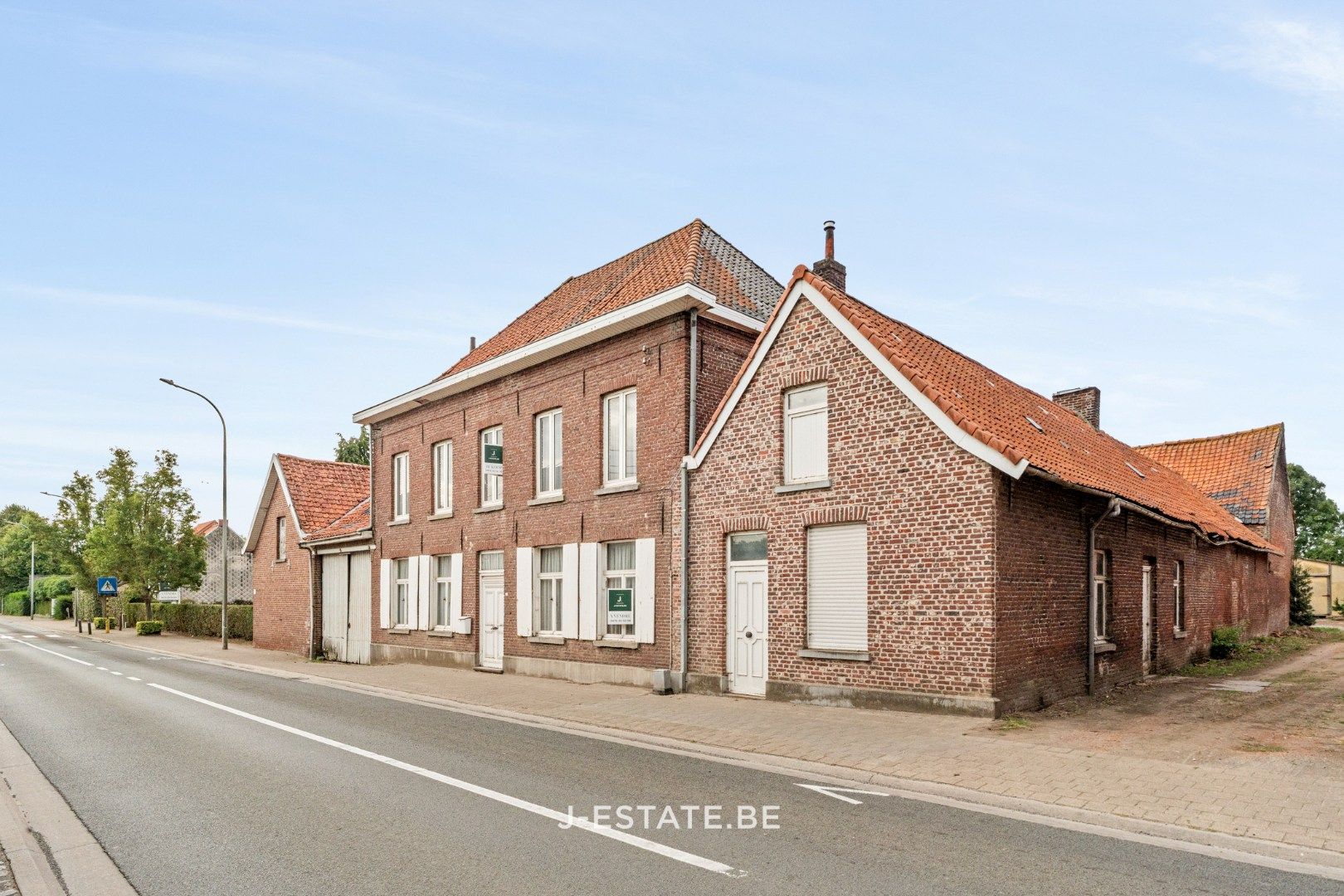Authentieke vierkantshoeve met binnenplaats, bijgebouwen en prachtig uitzicht foto {{pictureIndex}}