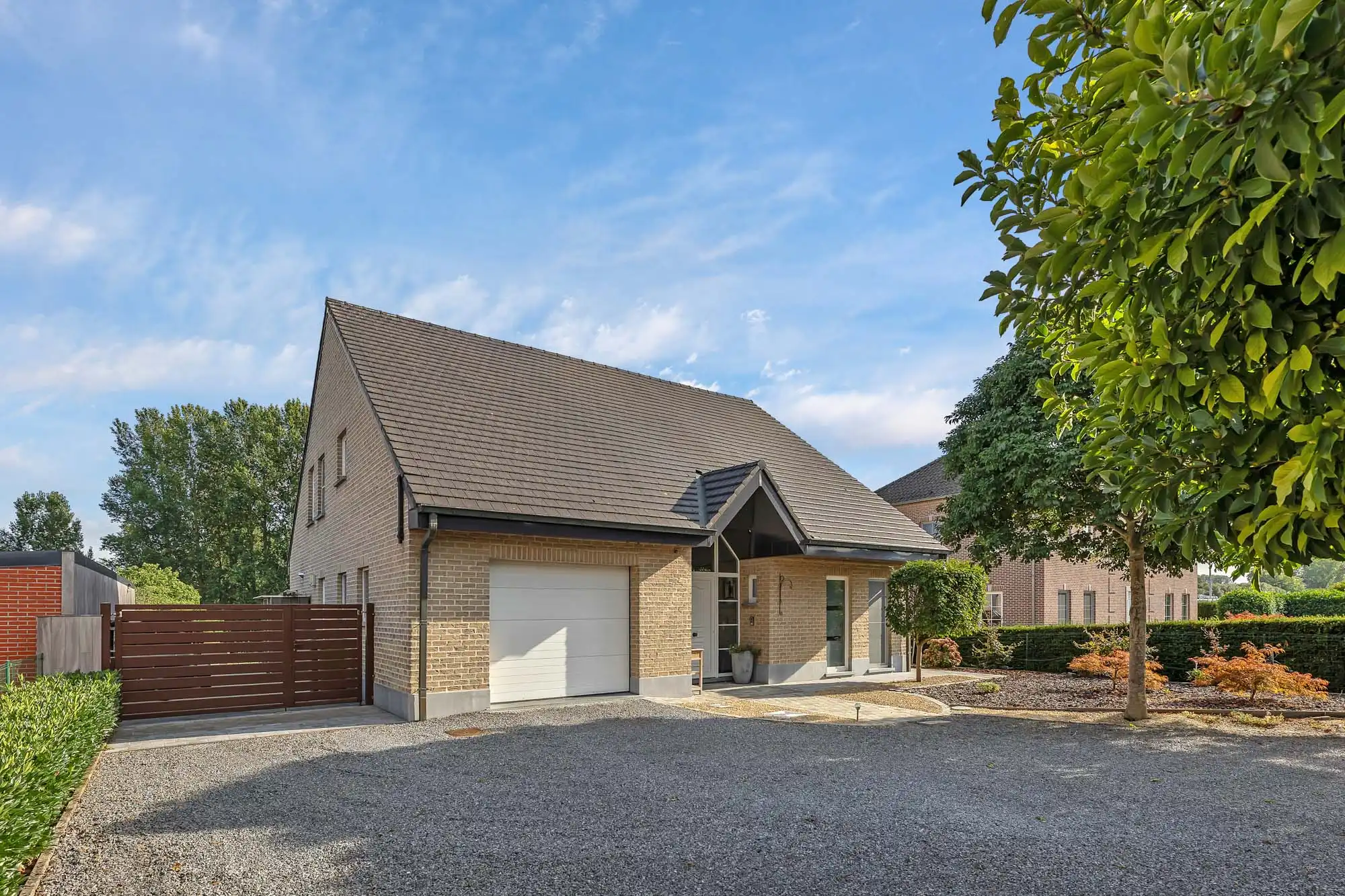 Goed onderhouden villa op groot perceel met 4 slaapkamers foto {{pictureIndex}}