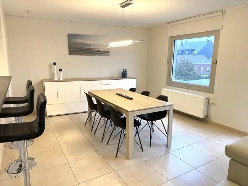 Instapklaar 2-slaapkamerappartement met balkon en overdekte autostaanplaats TE HUUR in Ooigem! foto 6