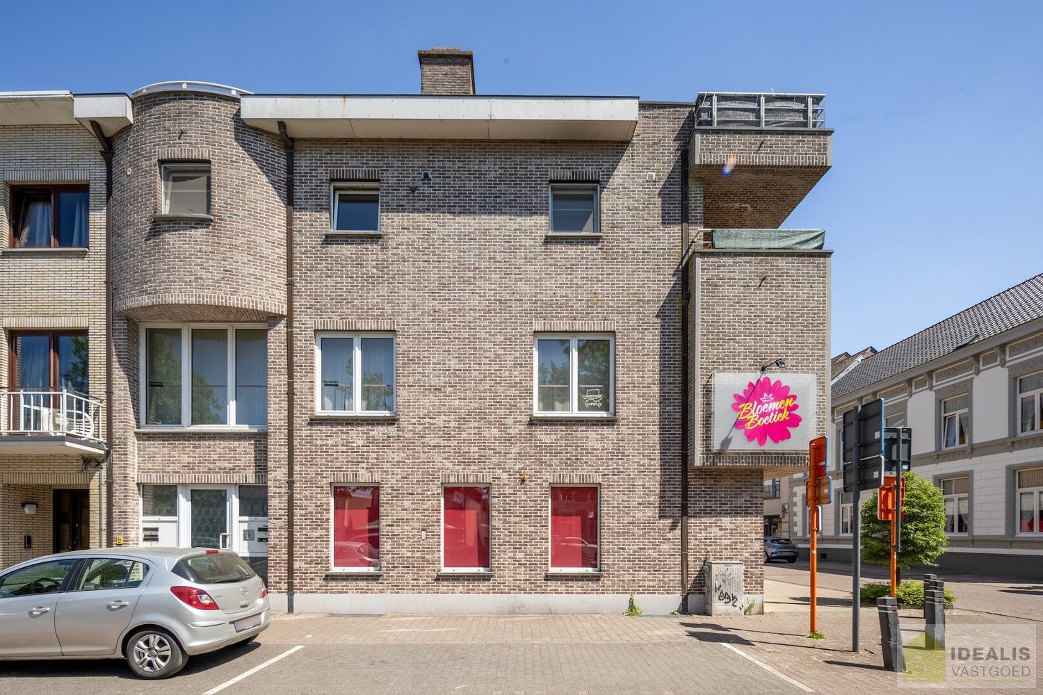 IDEALIS VASTGOED - OVERDRACHT AANDELEN PATRIMONIUMVENNOOTSCHAP MET IN HAAR ACTIEF MEERDERE ONROERENDE GOEDEREN GELEGEN TE STADSWAAG 3, STADSWAAG 5, STAD 1, STAD 3, GROENSTRAAT 5 EN POSTHOORNSTRAAT 26, ALLEN IN HET CENTRUM VAN HAMONT (HAMONT-ACHEL)! – Geschikt voor zij die zoeken naar een interessante investering met verschillende mogelijkheden waaronder een vernieuwbouw bestaande uit 10 appartementen. foto 3
