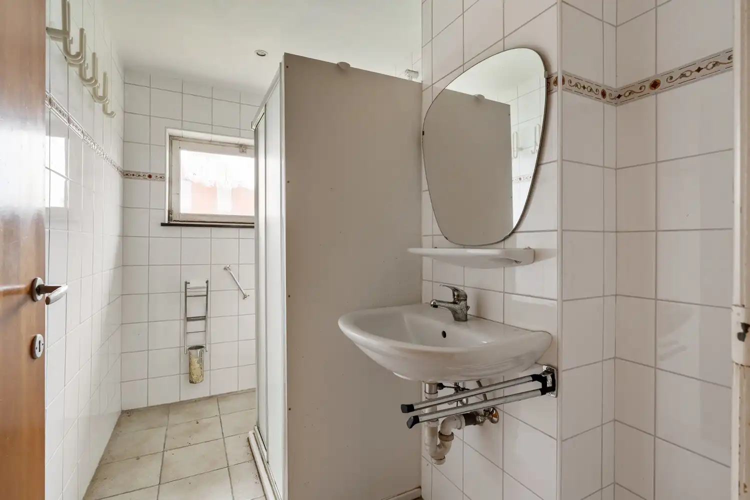 Te renoveren woning met loodsen op rustige locatie! foto 17