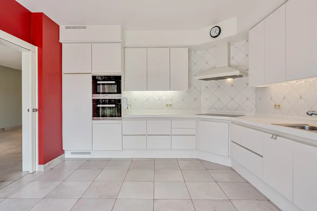Ruime en degelijke open woning met inpandige garage en gezellige zuidwest georiënteerde tuin op een rustige locatie nabij het centrum van Lochristi! foto 10
