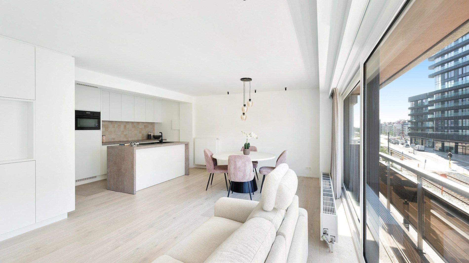 Smaakvol gerenoveerd appartement met 2 slaapkamers te Heist foto 2
