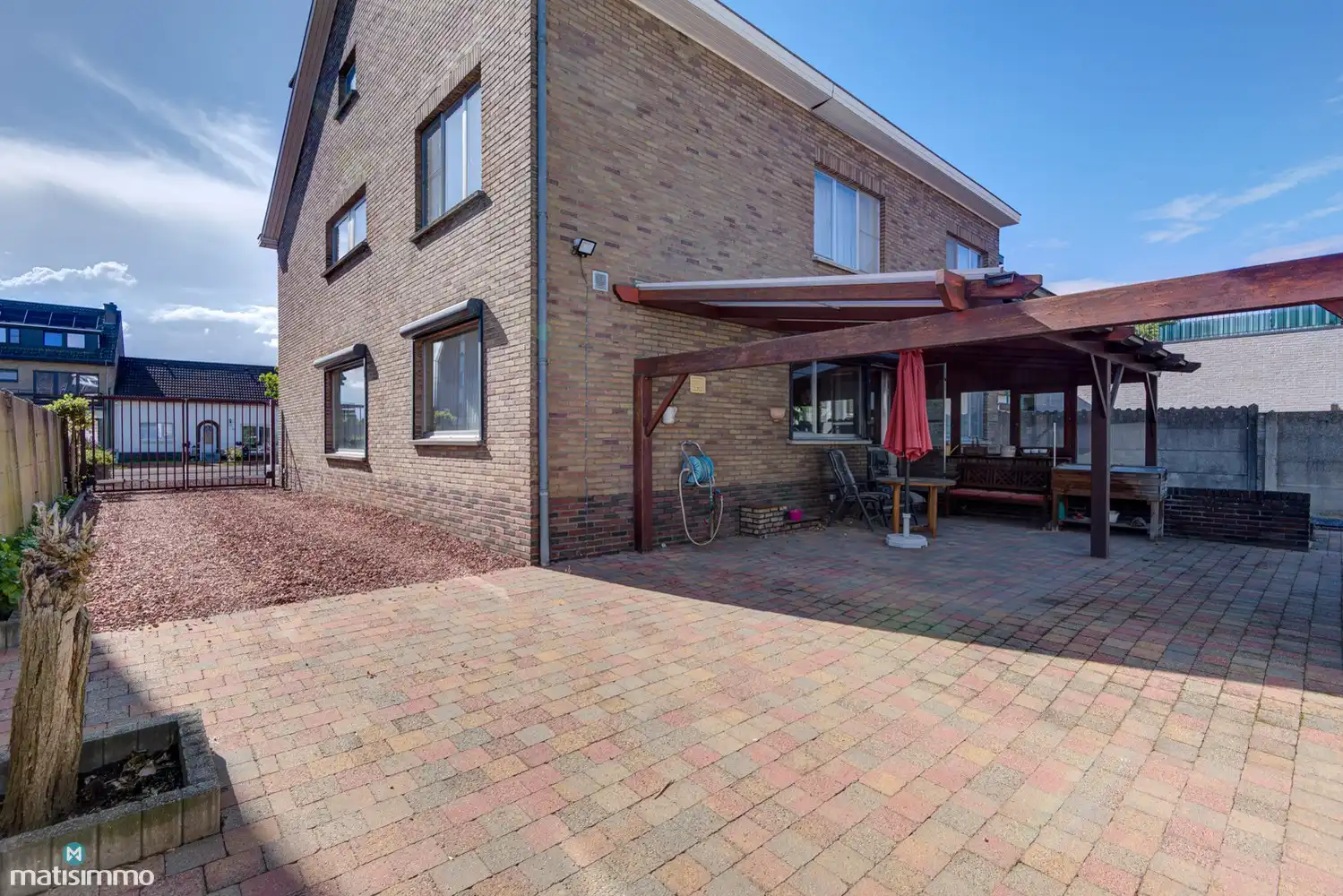 ZEER RUIME WONING MET 5 SLAAPKAMERS, HANDELSRUIMTE EN GROTE VRIJSTAANDE GARAGE OP GUNSTIGE LOCATIE IN LANAKEN foto 39
