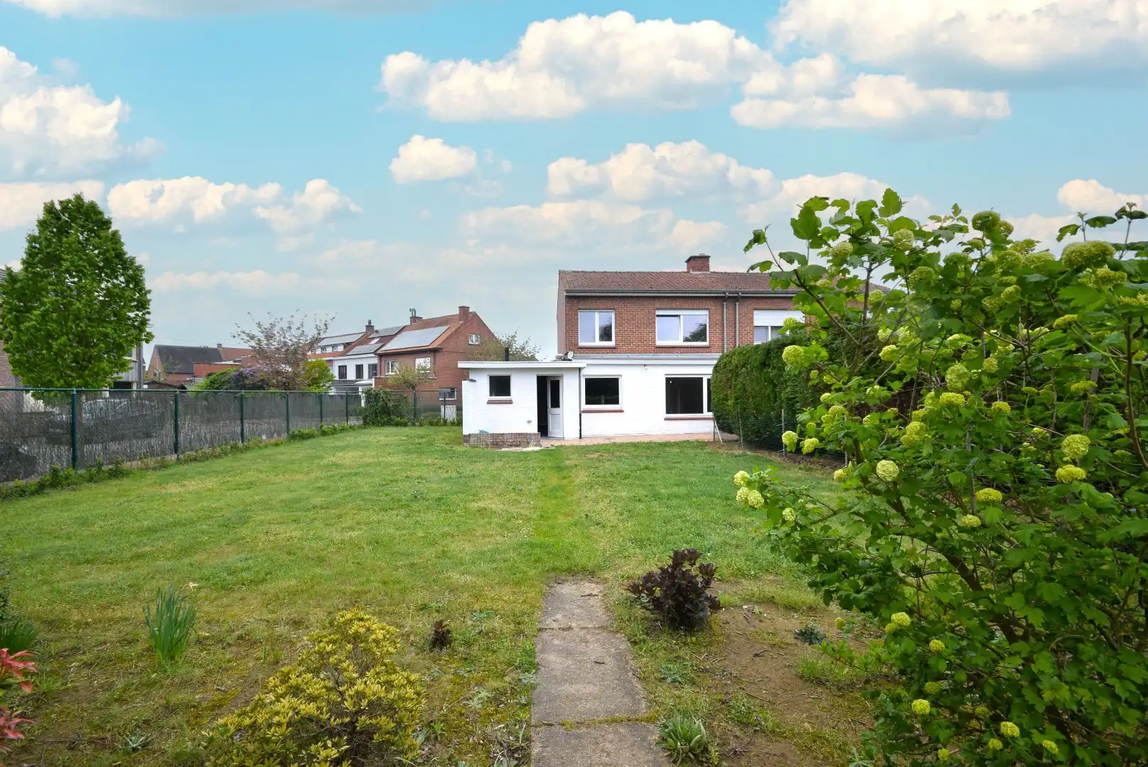 Ruime halfopen woning met grote tuin op toplocatie in Roeselare foto 14