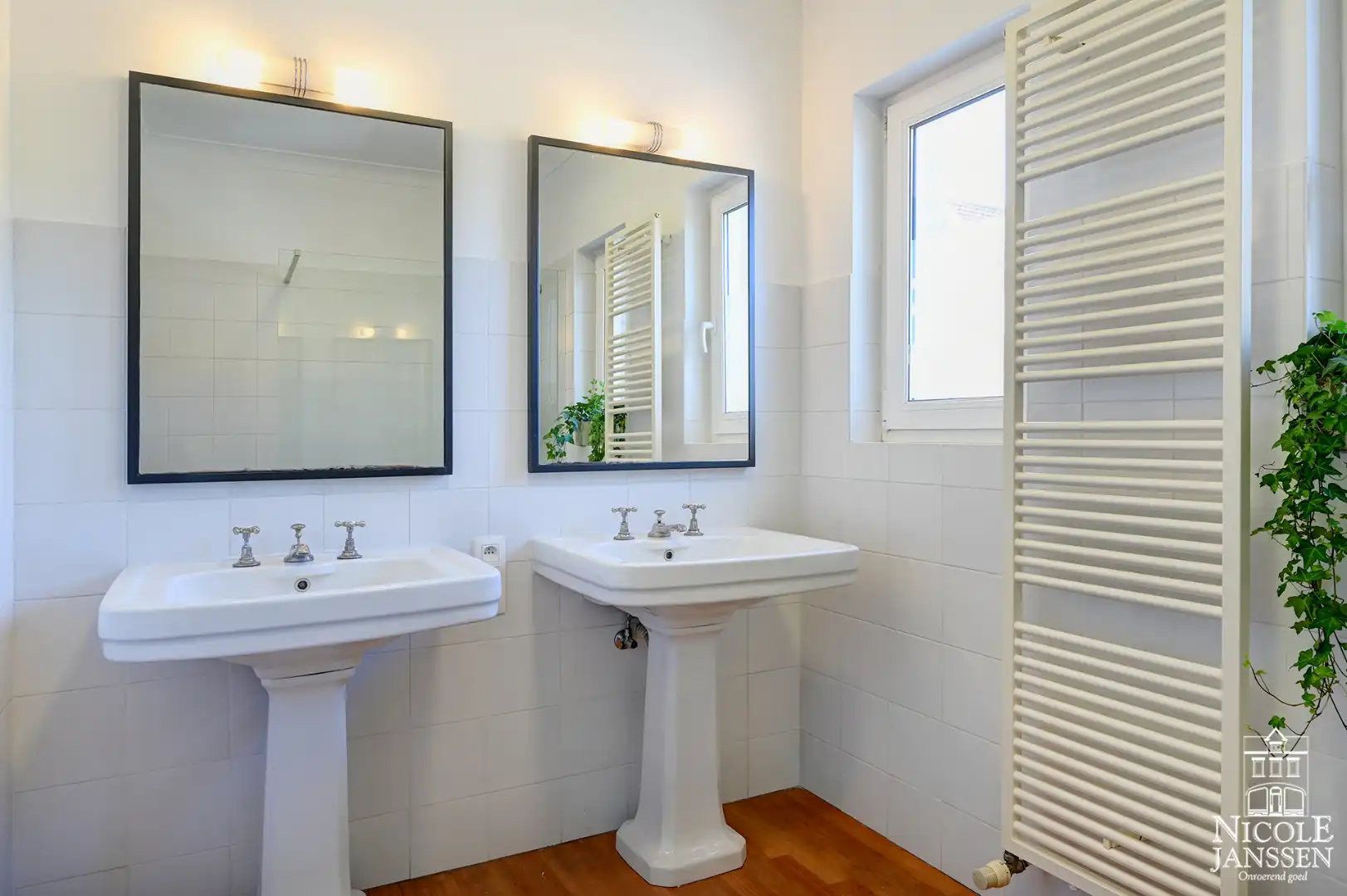 Ruim ingedeeld karakteristiek pand met garage en diepe tuin op een royaal perceel foto 14