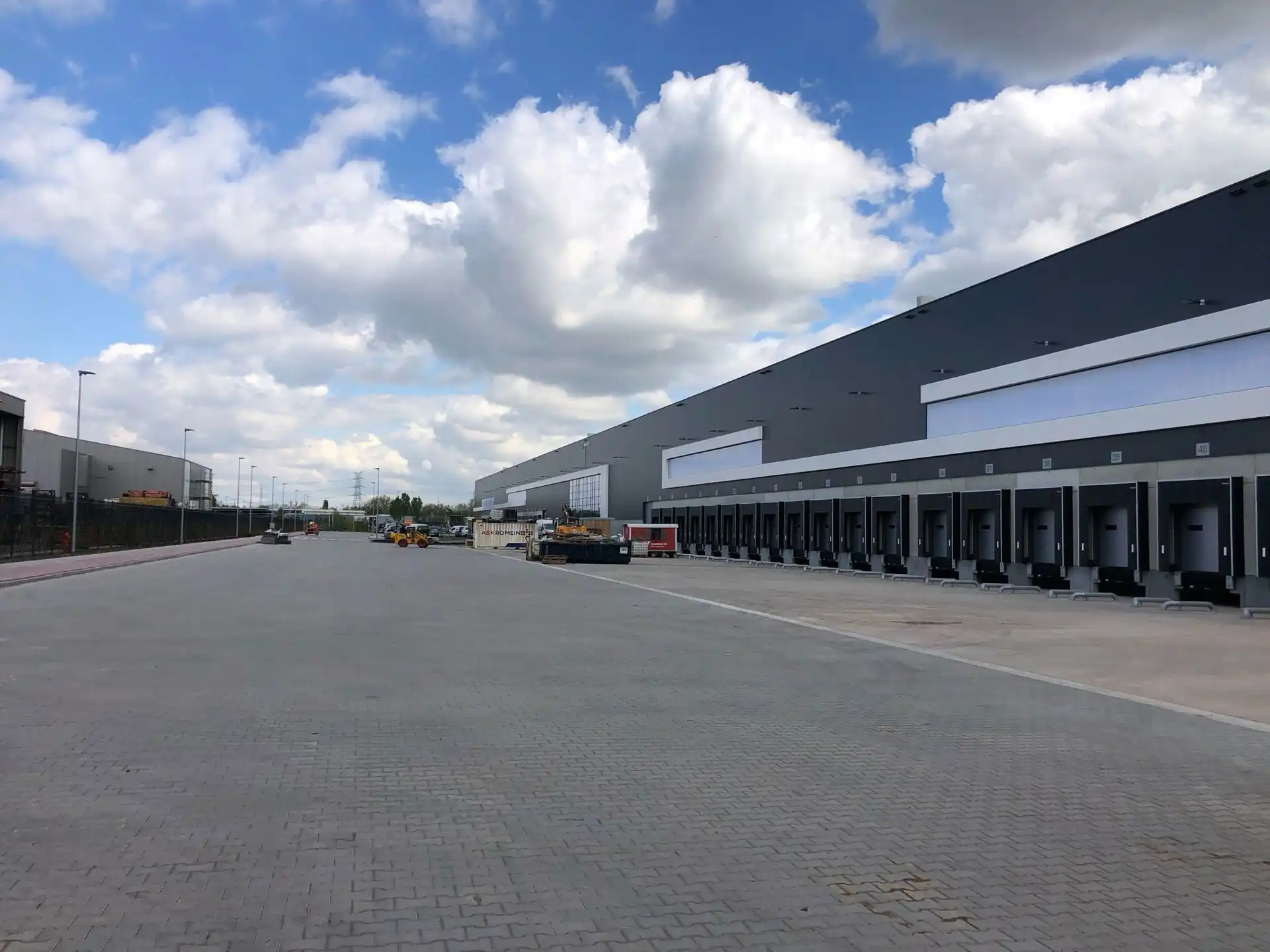 Logistiek magazijn van 11.553m² met mezzanine van 927m² met 8 loskades en kantoor 266m²  te Boom. foto 5