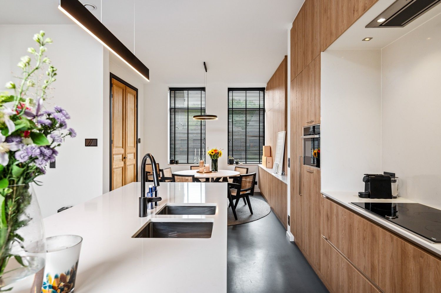 Prachtig en hedendaags gerenoveerde woning met zwembad te Lier foto {{pictureIndex}}