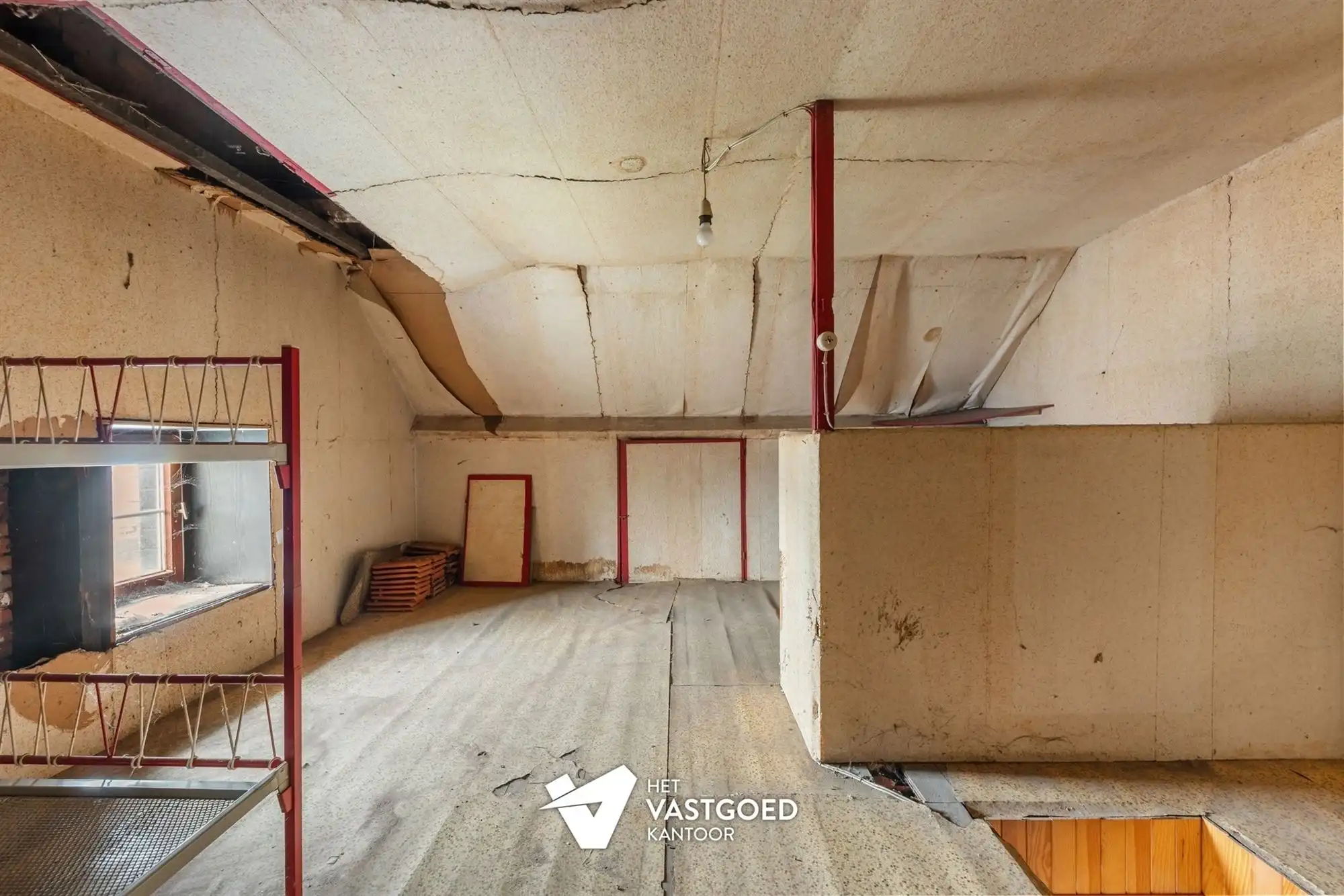 CHARMANTE TE RENOVEREN WONING, RUSTIG GELEGEN OP EEN RUIM PERCEEL VAN 11 ARE. foto 14