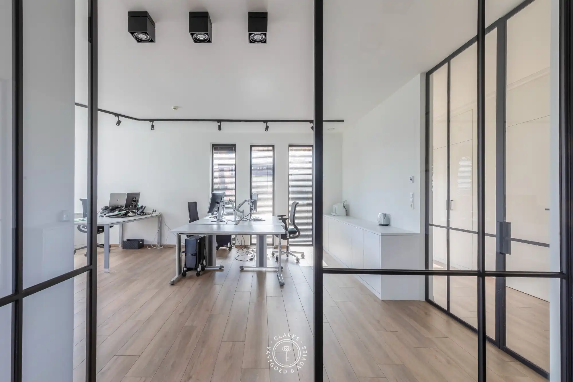Modern kantoorgebouw met verhuurd appartement op uitstekende zichtlocatie in Belsele foto 9