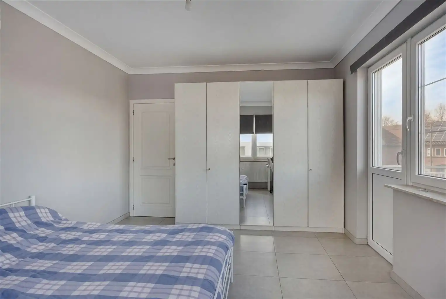 Zeer ruim 4-slaapkamerappartement met ruime terrassen en een afgesloten garage, gelegen nabij het centrum van Maaseik. foto 9