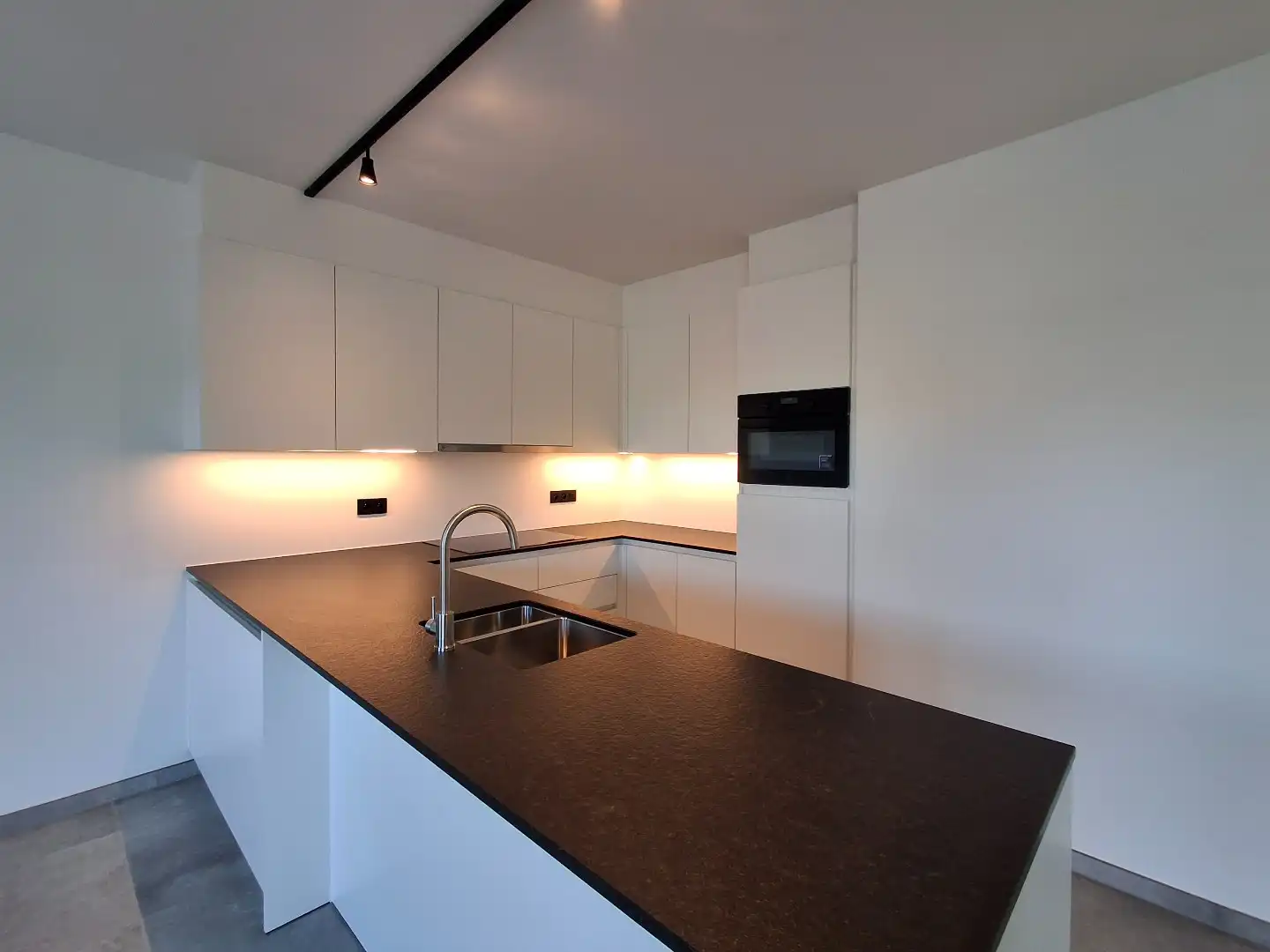 RUIM NIEUWBOUW DUPLEXAPPARTEMENT MET 3 SLPKS | TERRAS EN AUTOSTAANPLAATS IN RUISELEDE foto 3