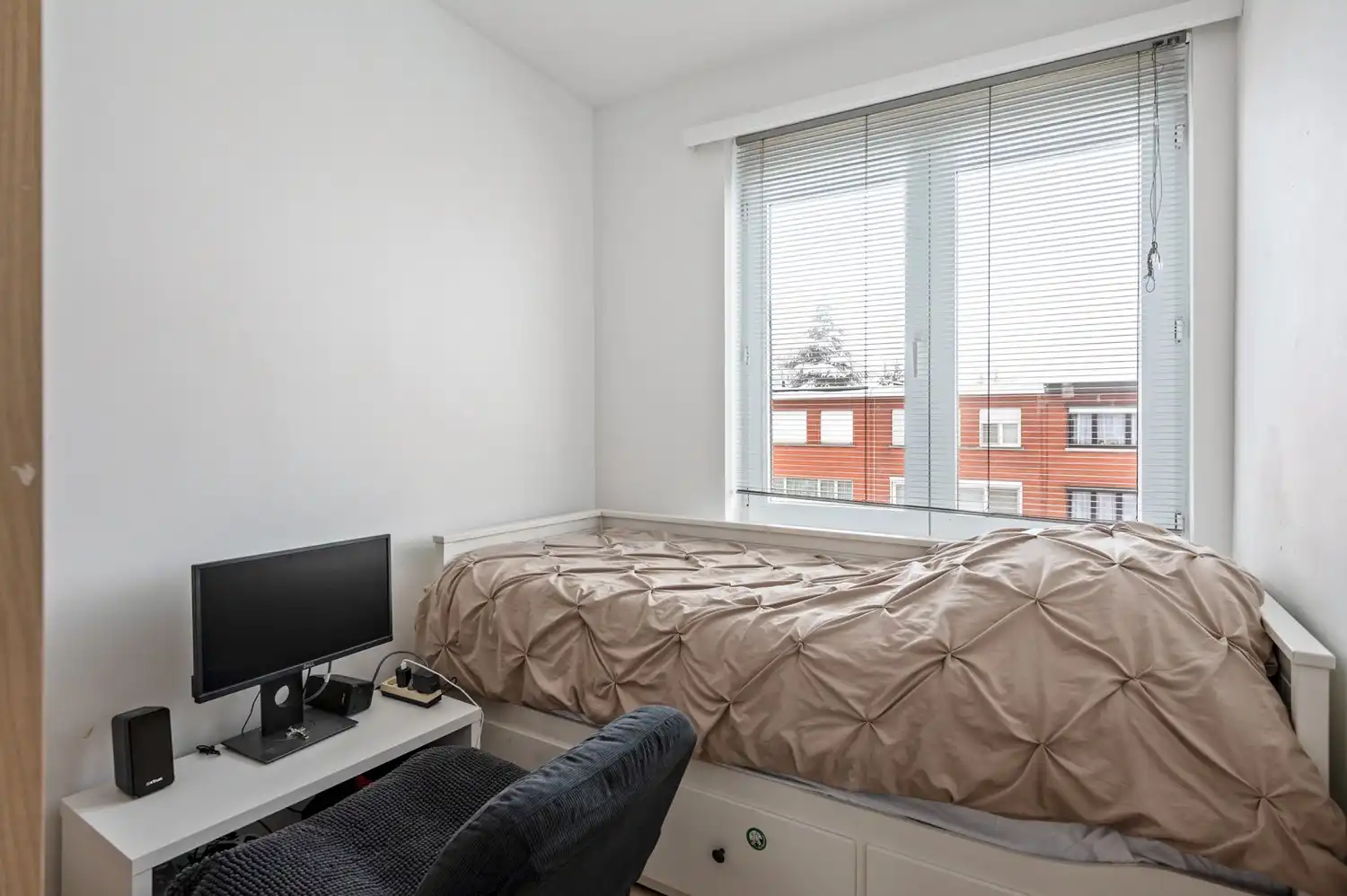 Ruime grotendeels gerenoveerde belétage met 3 slaapkamers, tuin en garage met oprit in Kapellen foto 11