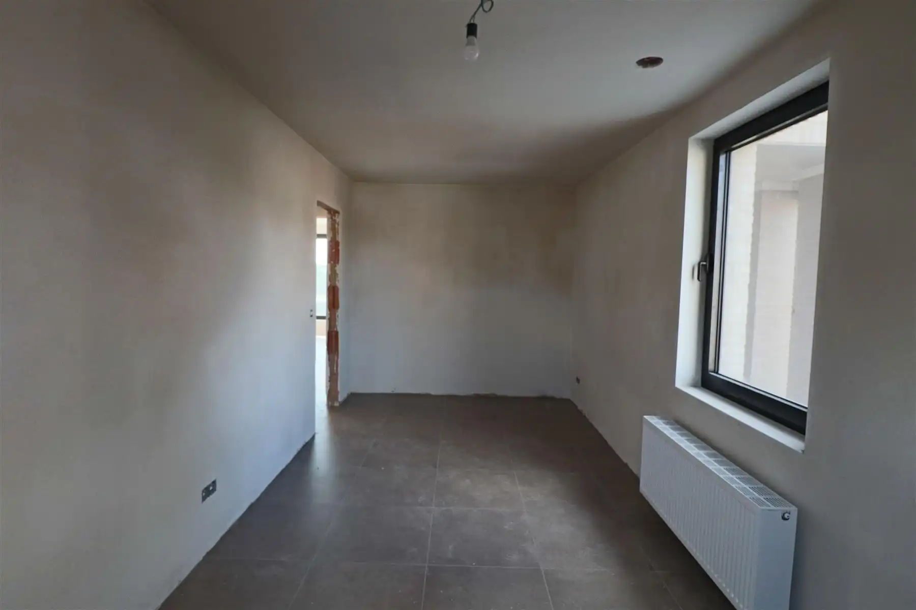 Gerenoveerd appartement op de 1ste verdieping met 2 slaapkamers, royaal terras en garage. Gelegen nabij centrum Hoogstraten. foto 4