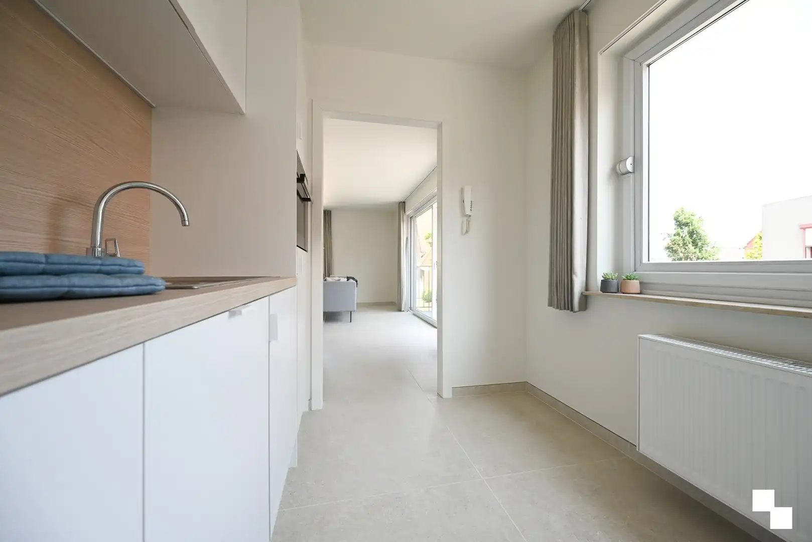 Lichtrijk, compleet gerenoveerd hoekappartement & volledig instapklaar te Izegem, Emelgem. foto 10
